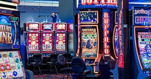 Filipino player accessing uu888 Casino games on a mobile browser